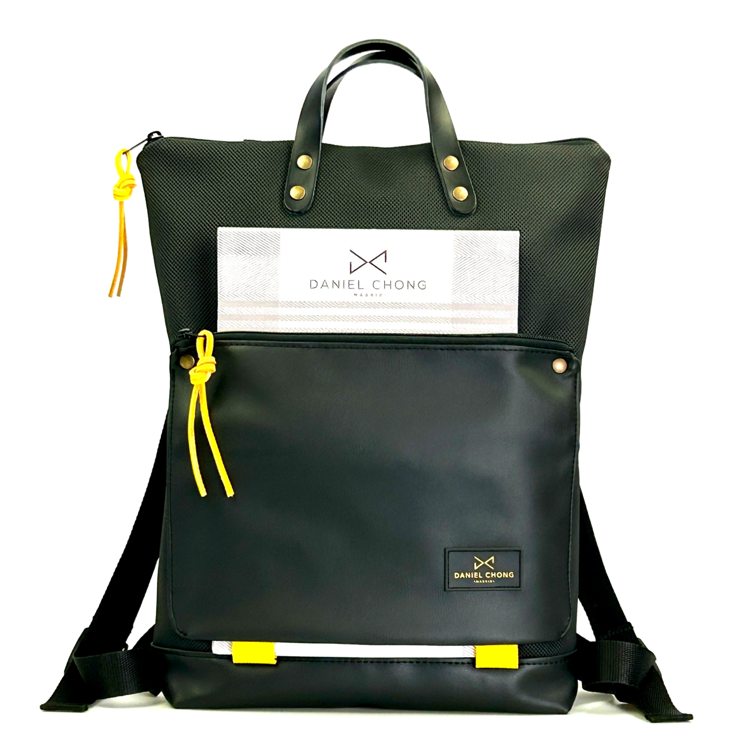 Mochila Book Holder Impermeable negra con detalles amarillos de Daniel Chong