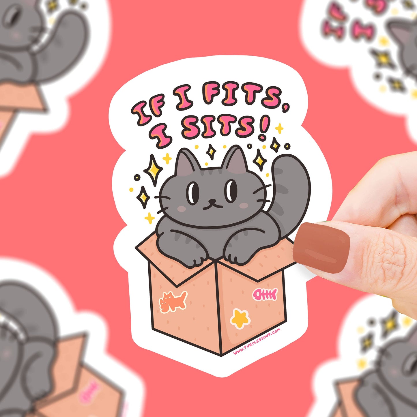 Pegatina con forma de gato metido en una caja de cartón y el texto "If I fits, I sits!"