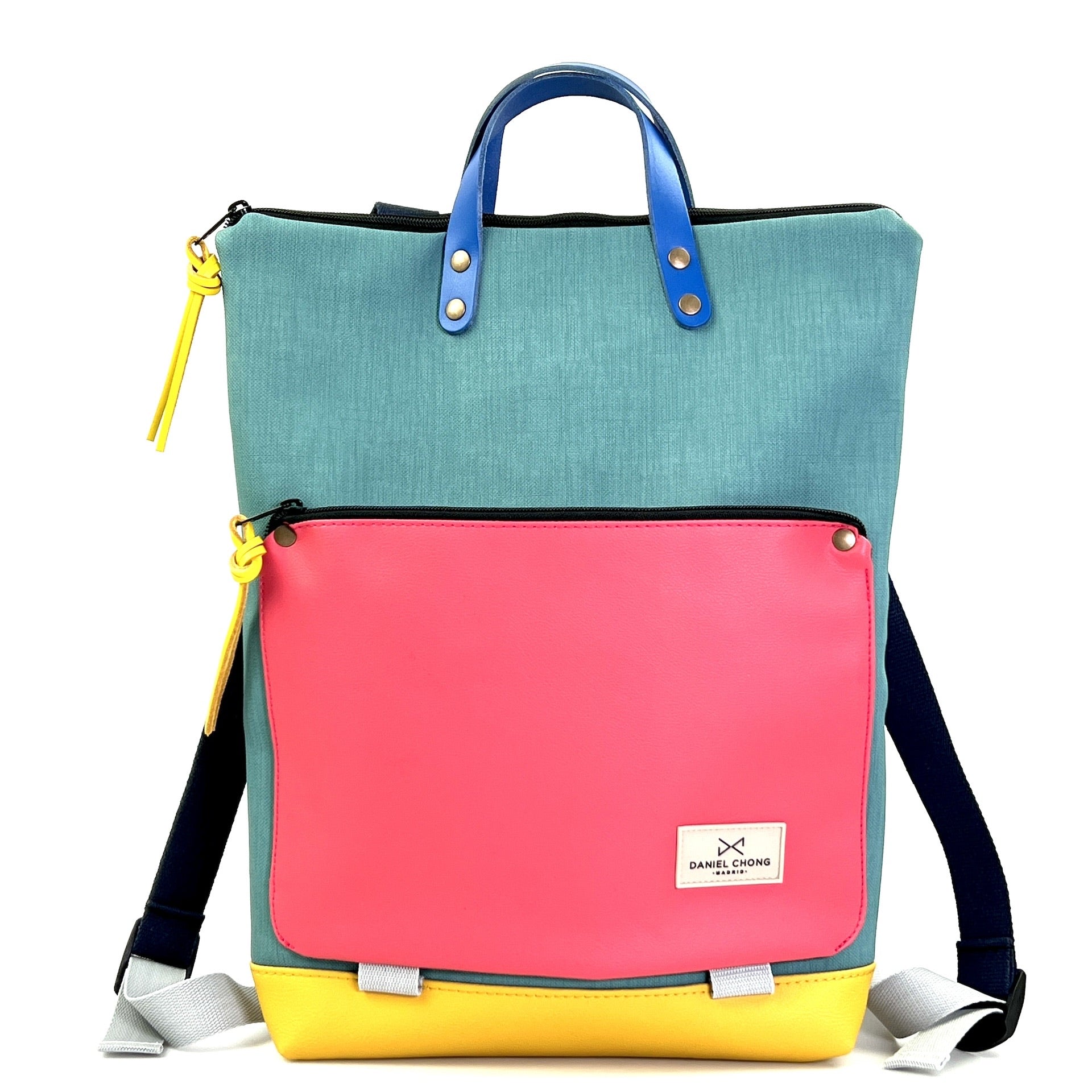 Mochila Impermeable book holder de Daniel Chong en color turquesa con bolsillo delantero color rosa y remaches en ocre