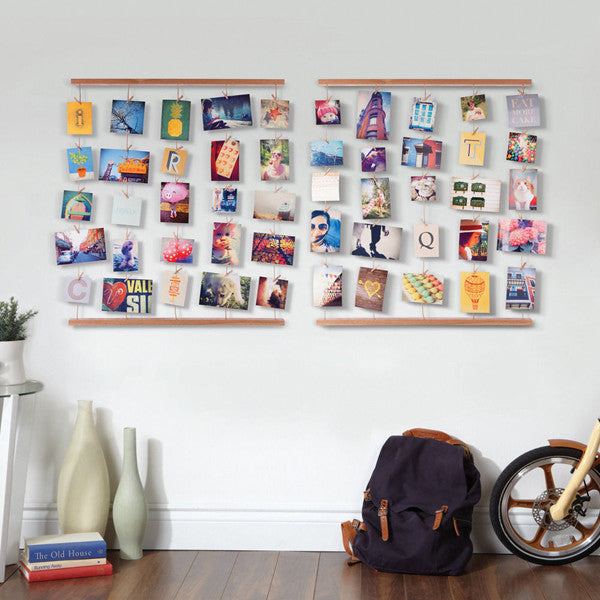 Marcos Hangit en una pared con 50 fotos colgadas con pincitas