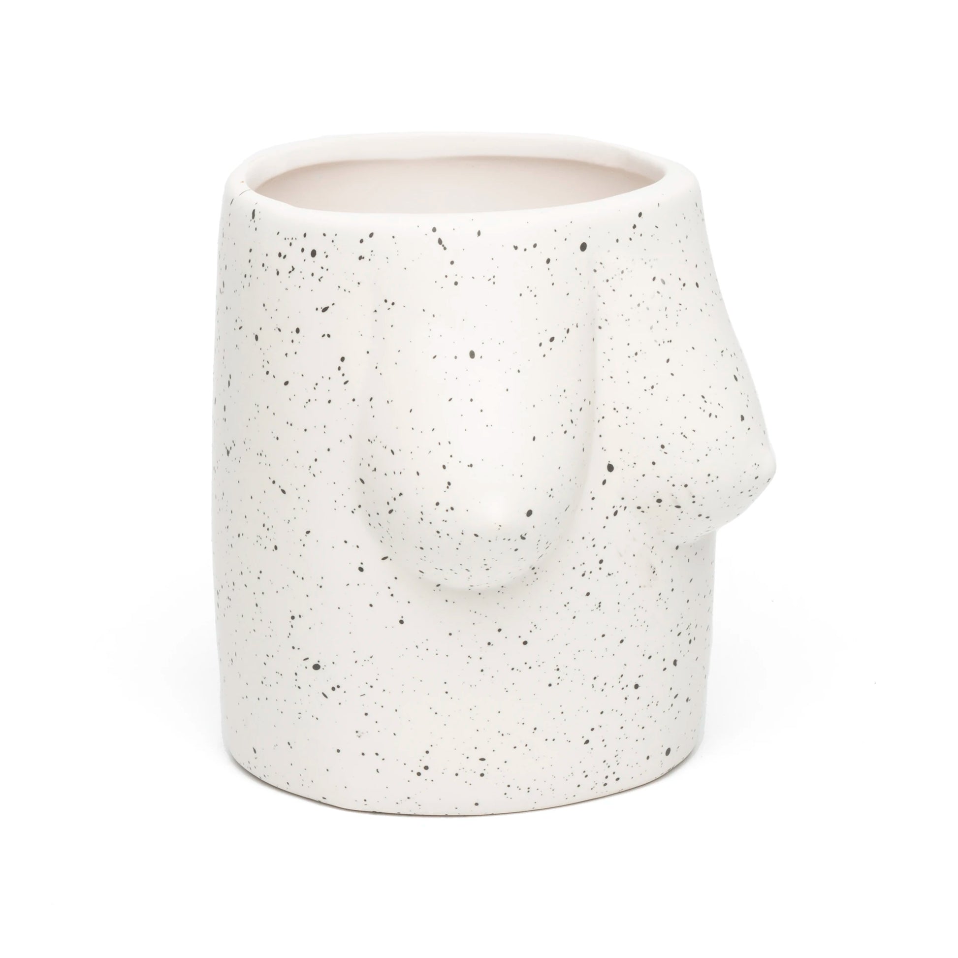 macetero de color blanco con puntitos negros de lado y con forma de torso con tetas
