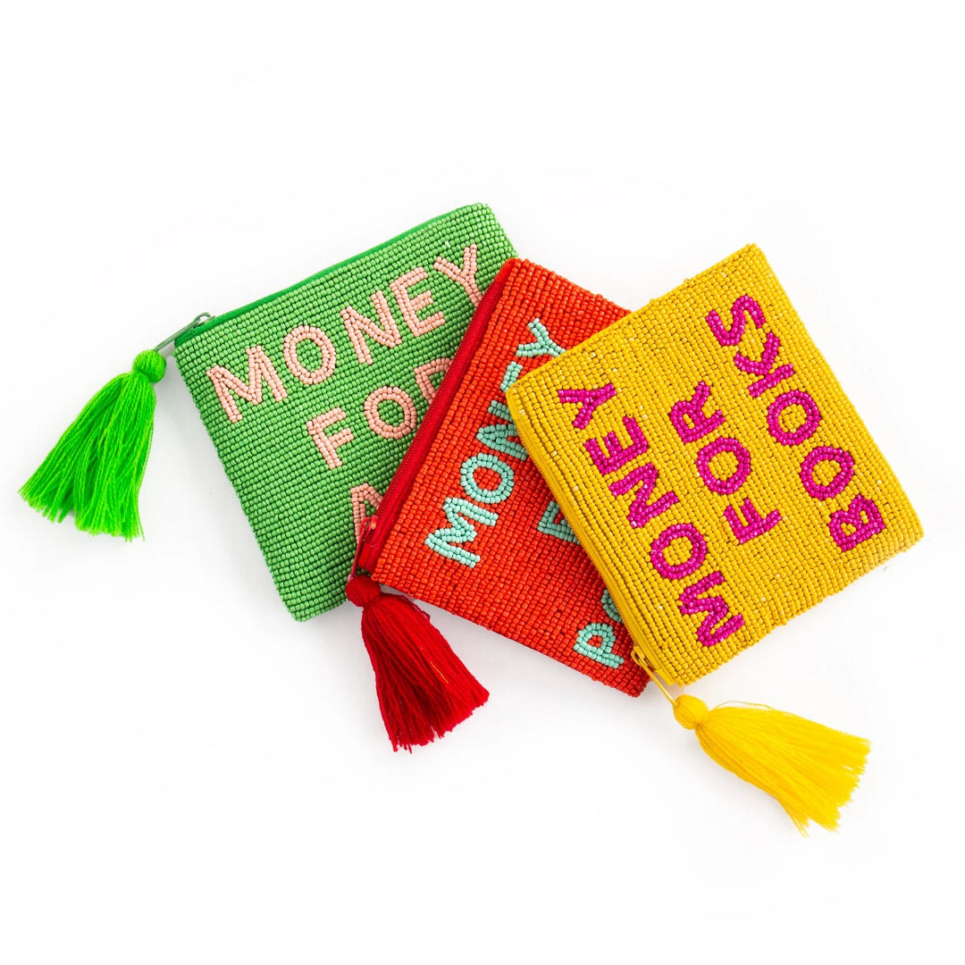 conjunto de tres monederos pequeños hechos con cuentas y con unas borlas en la cremallera