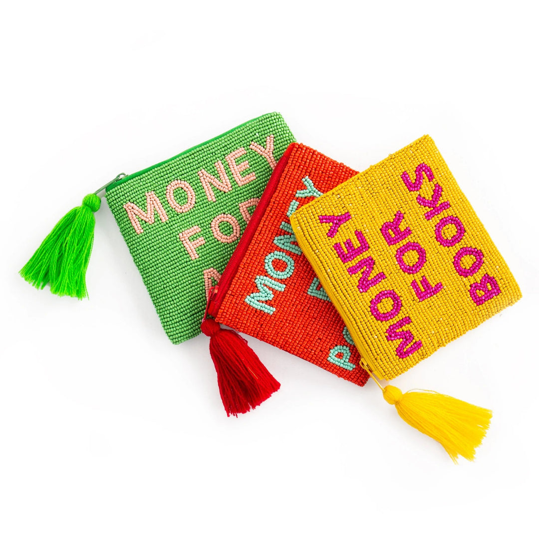 conjunto de tres clutches pequeños en color verde, rojo y amarillo hechos con cuentas de cristal de colores, y borlas de colores colgadas de las cremalleras