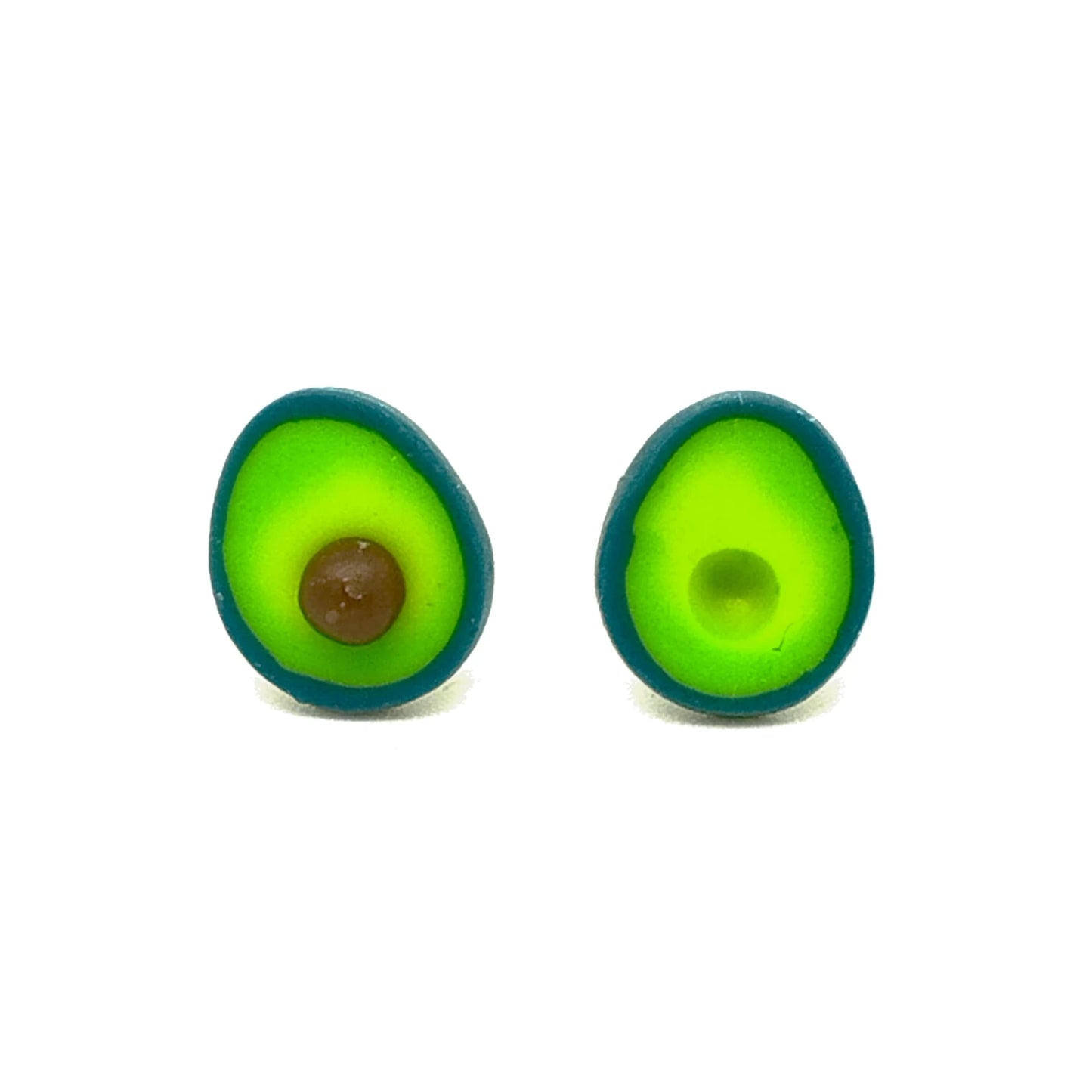 Pendientes de arcilla polimérica con forma de aguacates partidos por la mitad hechos a mano en Valencia por la artista natsuokamu