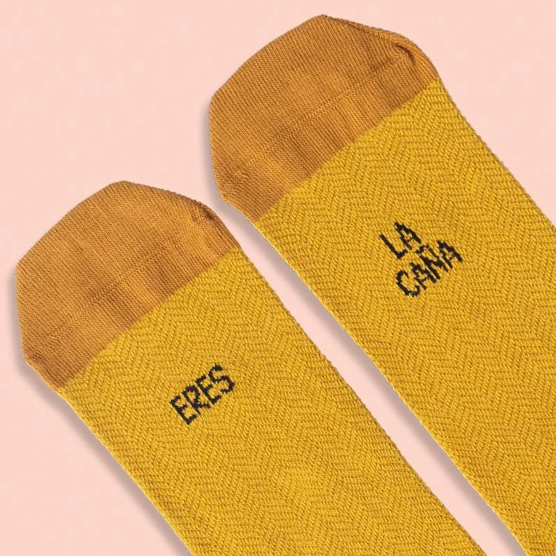 Detalle de la puntera de los calcetines Eres la Caña con color de cerveza