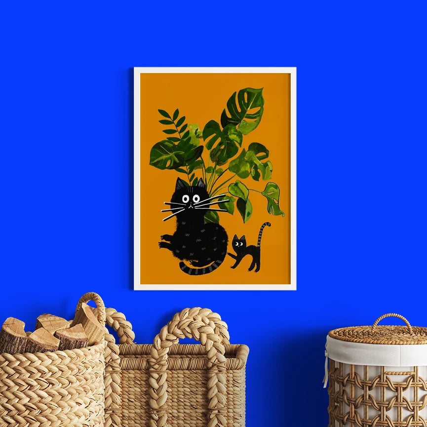Imagen print ugly cats, gatos y mosntera de guspirus, con dos gatos y una planta sobre fondo naranja, enmarcado en un cuadro de marco blanco y pared azul