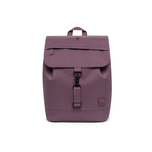 parte frontal de la mochila de lefrik del modelo scout mini en color maroon morado con una cremallera horizontal en la solapa de cierre