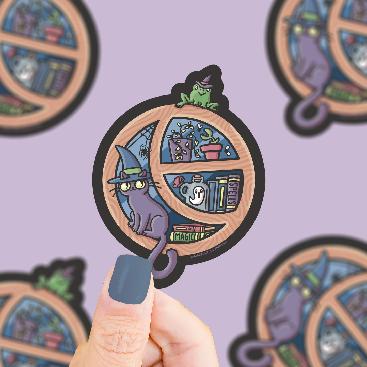 Pegatina redonda de Halloween con forma de ventana con un gato con sombrero de bruja a través de la que se ven libros de magia y plantas carnívoras