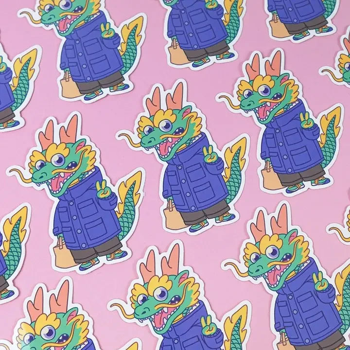 varias pegatinas del dragón lungo por stephane casier puestas en fila sobre fondo rosa