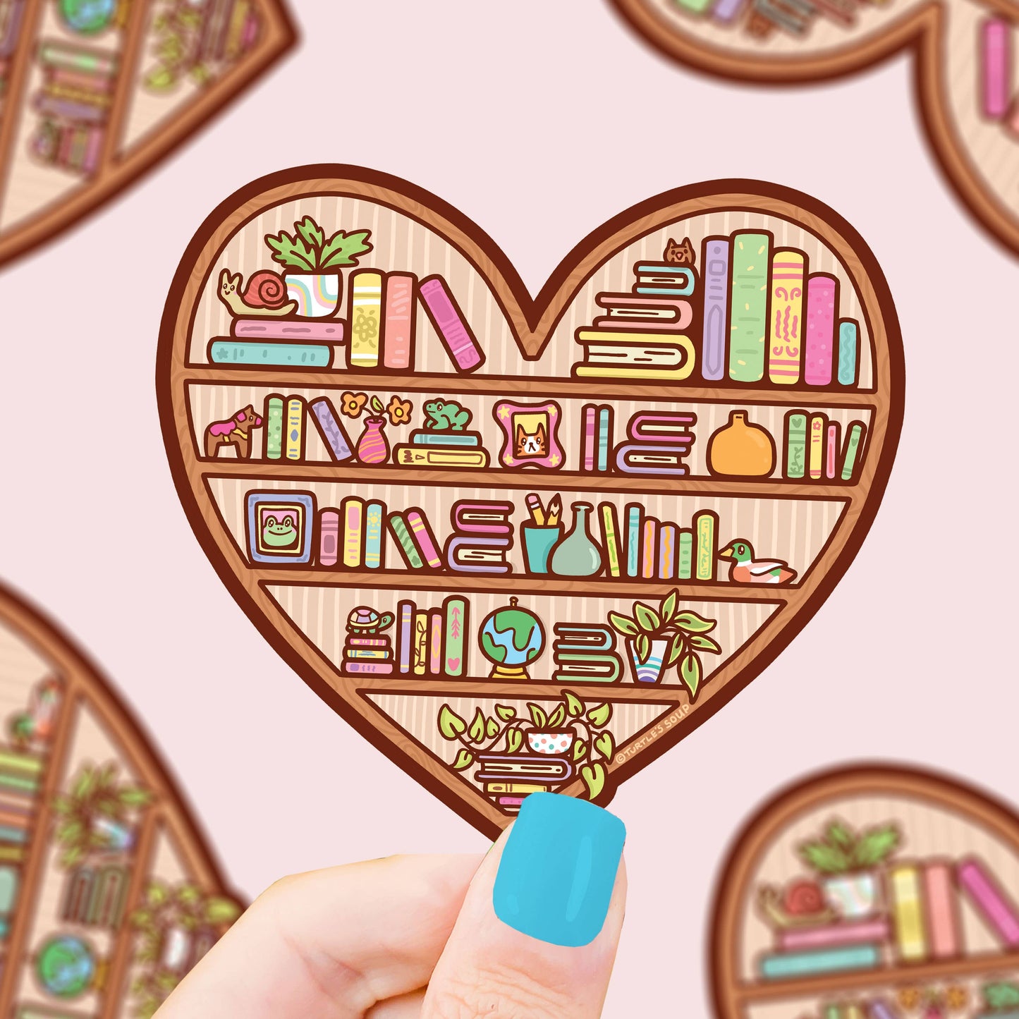 Pegatina con forma de corazón con una estantería llena de libros y objetos interesantes