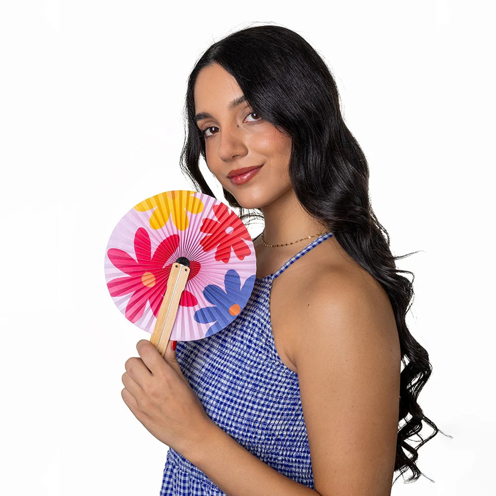 modelo sujetando el pai pai de color rosa y con estampado florido