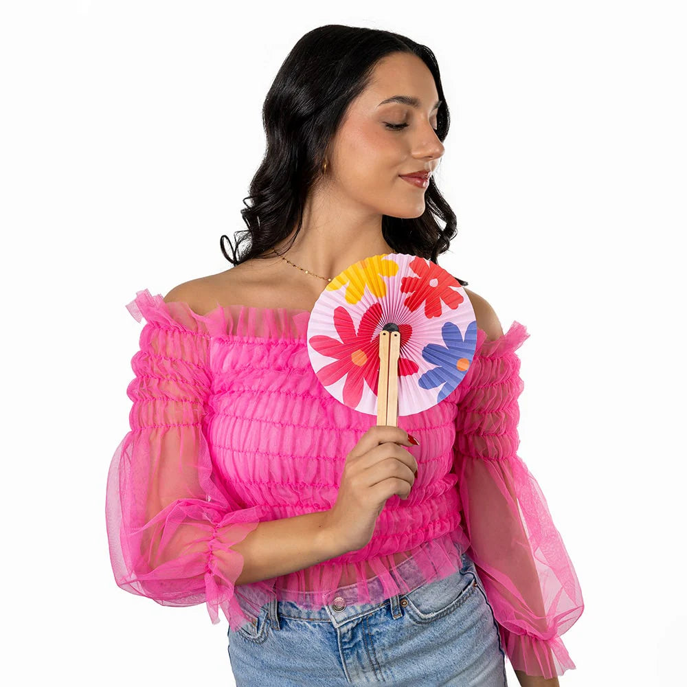 mujer sujetando el pai pai de estampado florido con una mano