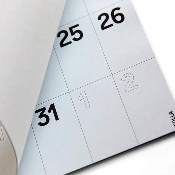Detalle de la tipografía del calendario de pared 2024 en papel azul y tamaño A3 de Colla Paper