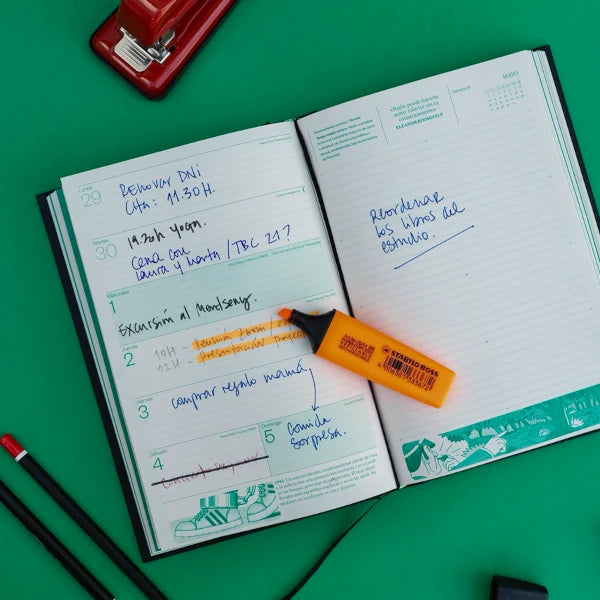 Agenda anual 2024 de Blackie Books abierta con anotaciones y planes