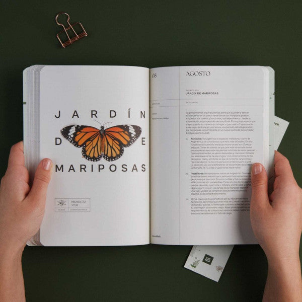 Portadilla de agosto de la agenda Compañía Botánica 2024 Semana Vista con Jardín de Mariposas