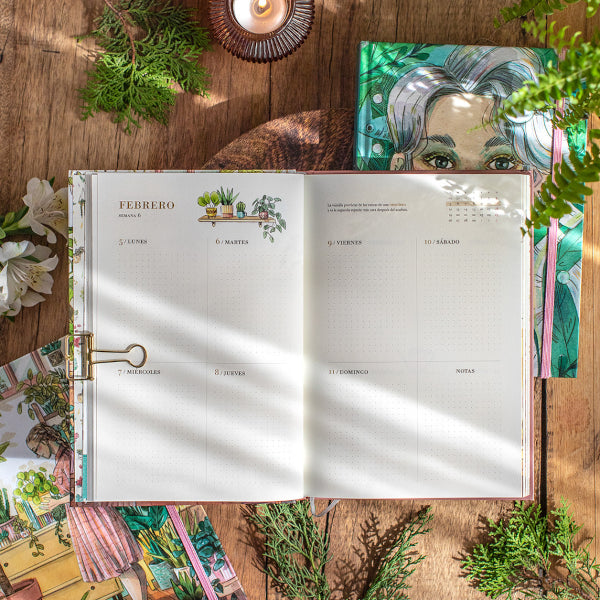 Agenda de Esther Gili para 2024 con portada Sirena e interior a semana vista con malla de puntos