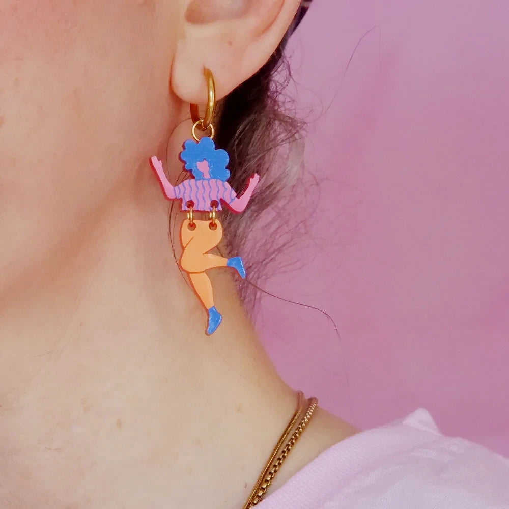 Mujer con pendientes de metacrilato con forma de mujer bailando