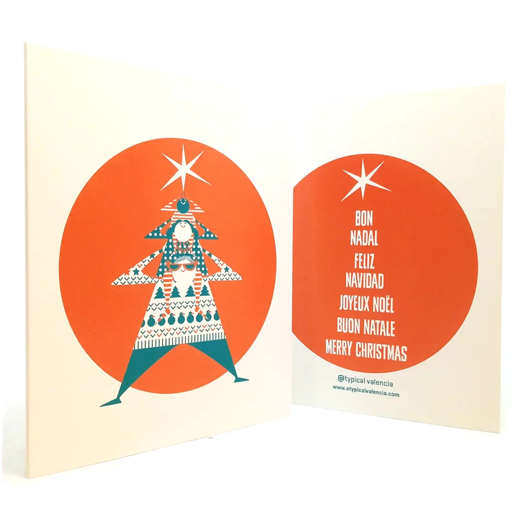 Tarjeta de Navidad de Atypical Valencia con una familia a cuestas formando un árbol de Navidad sobre fondo naranja