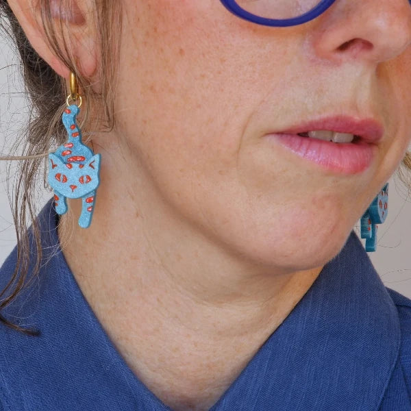 María, de Mitumi, con los pendientes de gato azul en metacrilato