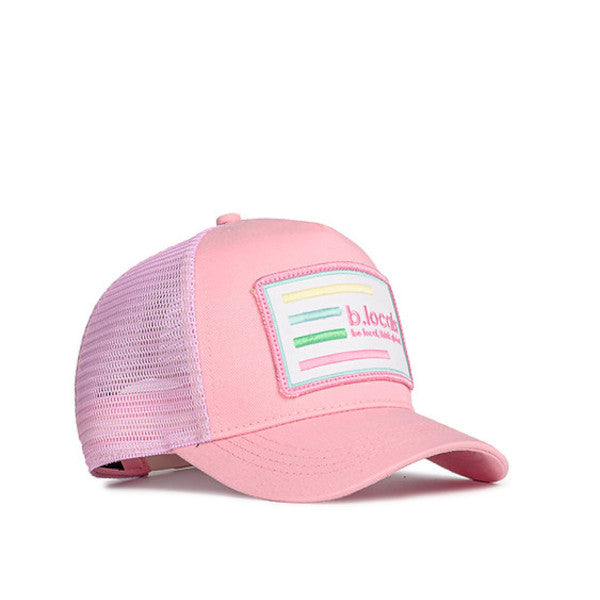 Gorra con visera y rejilla color rosa chicle y parche con el logo de la empresa valenciana B Locals