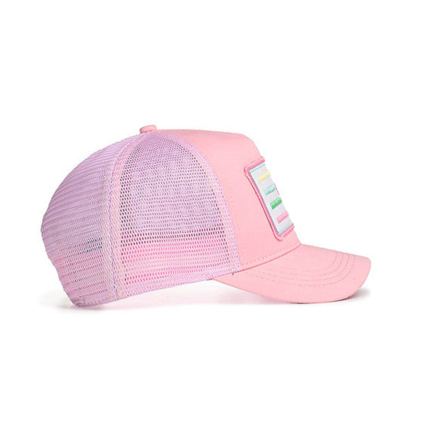 Vista lateral de la gorra con visera y rejilla color rosa chicle y parche con el logo de la empresa valenciana B Locals