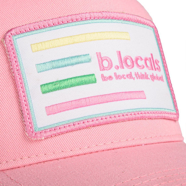 Detalle del parche bordado de la gorra rosa de BLocals