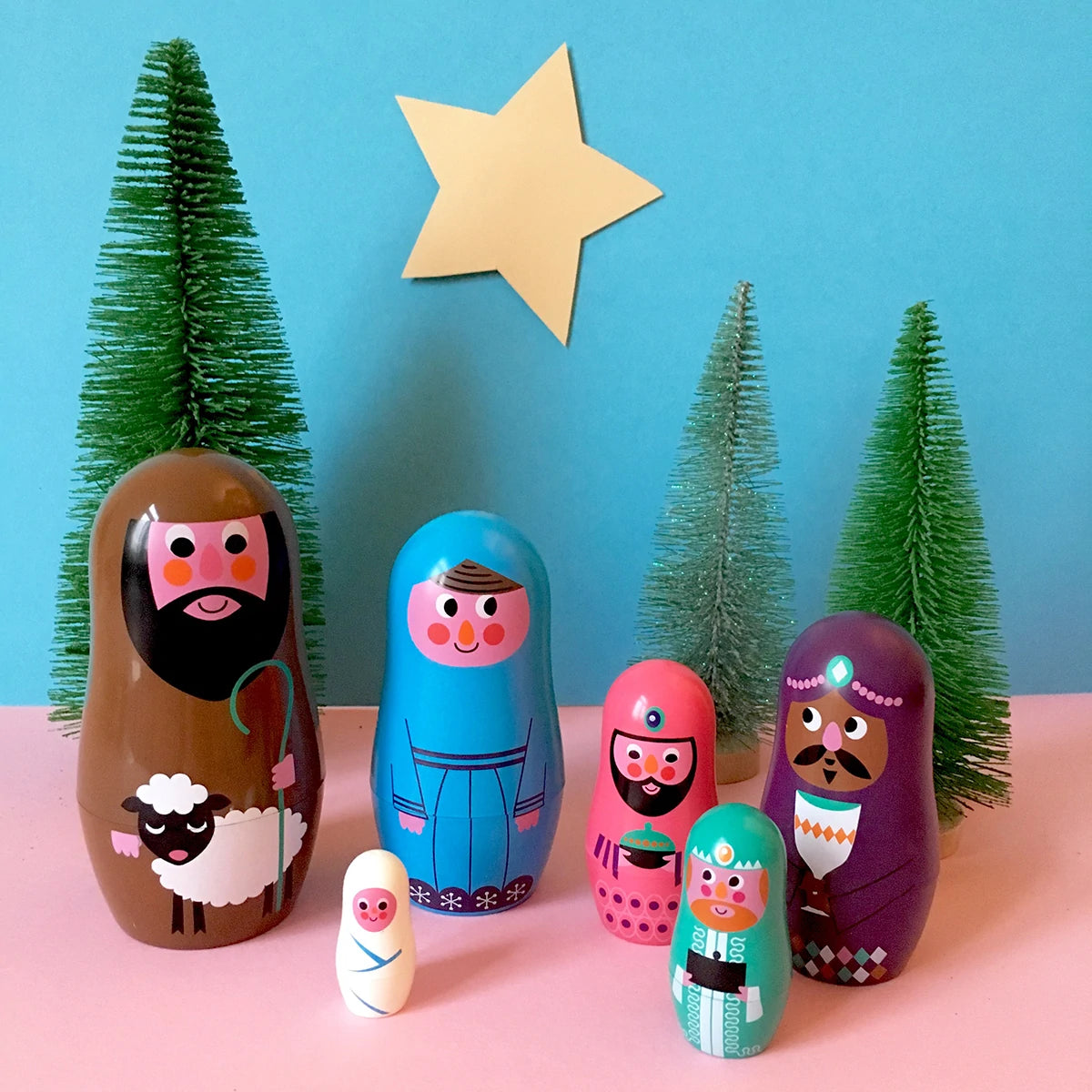 Belén de diseño Matrioshka con seis piezas encajables con forma de José, María, Baltasar, Melchor, Gaspar y el Niño Jesús