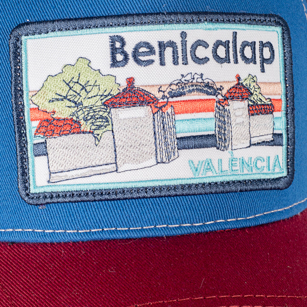 Detalle del parche de la gorra de Benicalap, con la entrada del parque