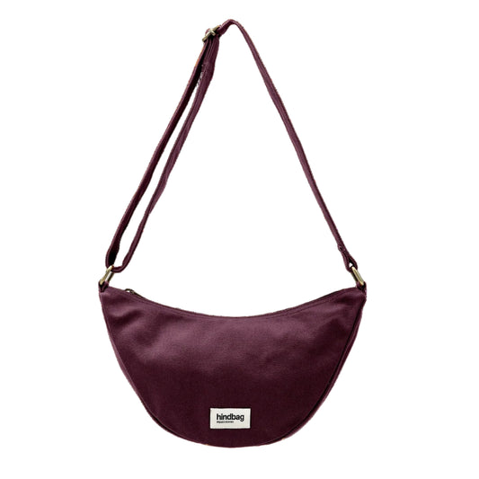 Bolso riñonera con forma de media luna color ciruela de la marca francesa Hindbag