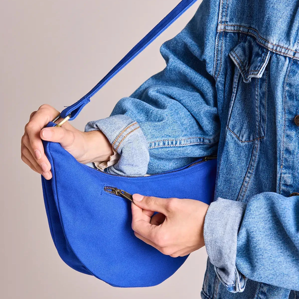 Bolsillo trasero con cremallera del bolso riñonera azul eléctrico de la marca francesa Hindbag