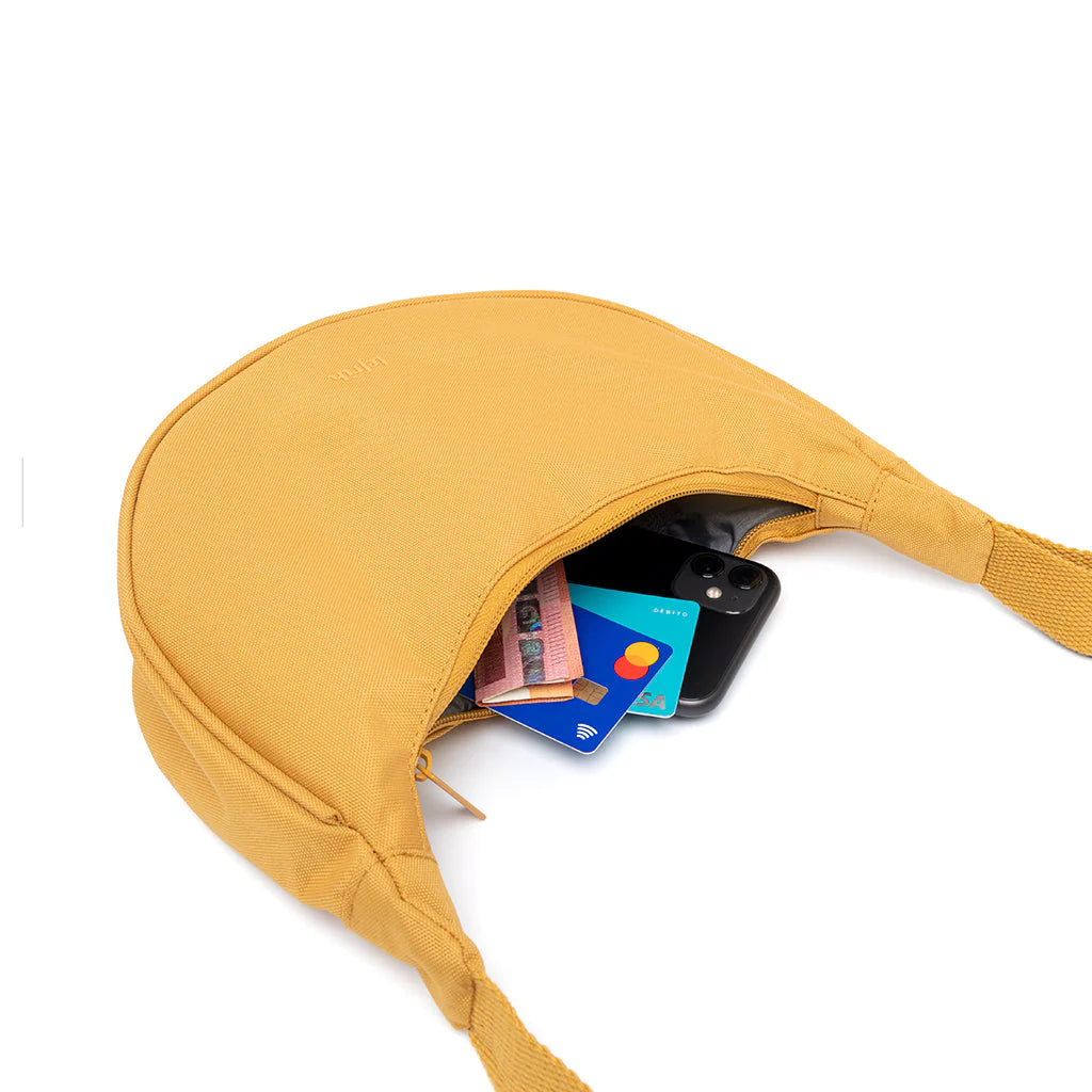 Bolso con forma de media luna color amarillo mostaza