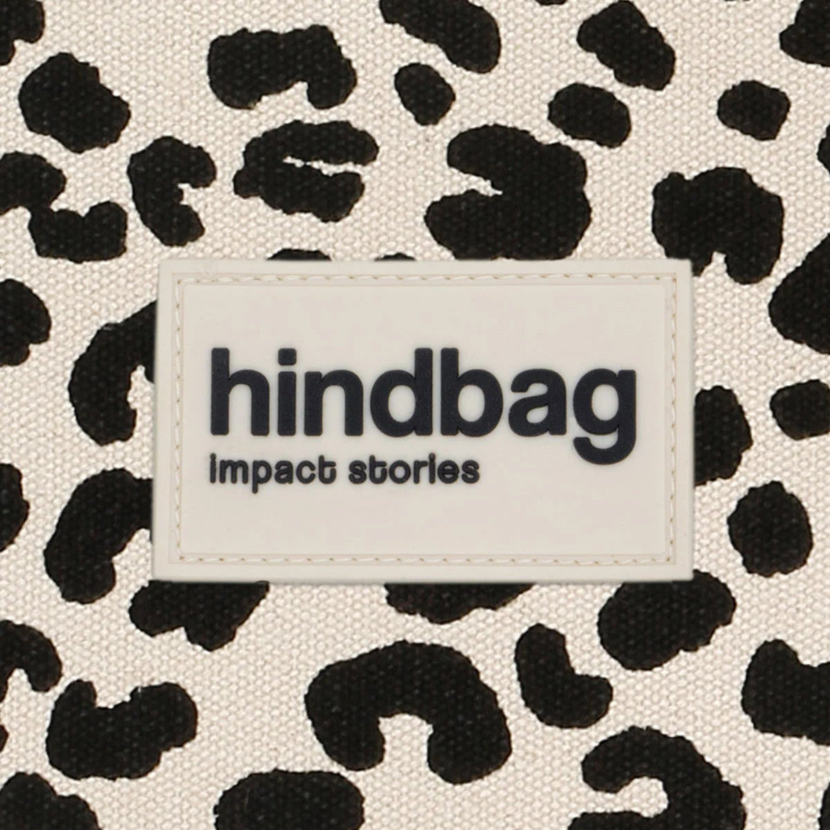 Detalle de la etiqueta del bolso con estampado de leopardo para llevar al hombro o cruzado en bandolera de la marca Hindbag