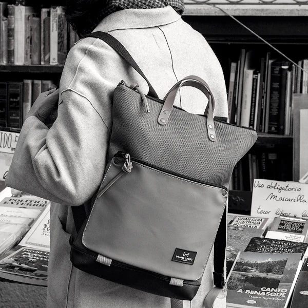 Persona con abrigo y mochila de la marca Daniel Chong en una foto en blanco y negro