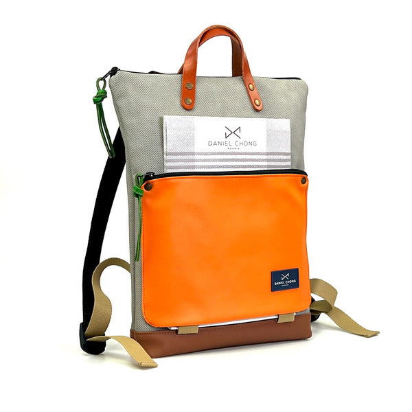 Mochila sostenible de Daniel Chong con bolsillo delantero en piel naranja