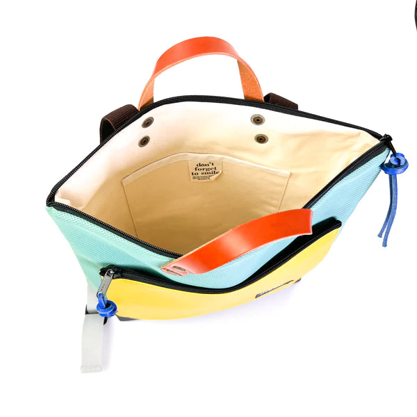 Interior de la mochila Book Holder de Daniel Chong