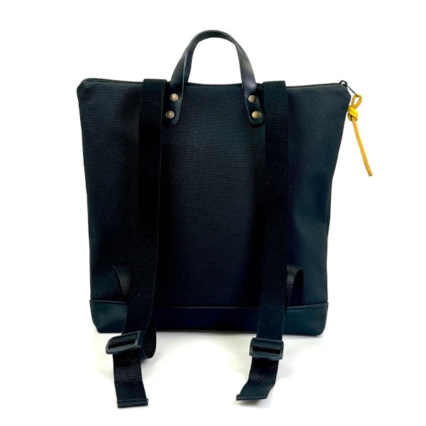 Parte trasera de la Mochila cuadrada e impermeable negra con detalles en amarillo diseñada por Daniel Chong