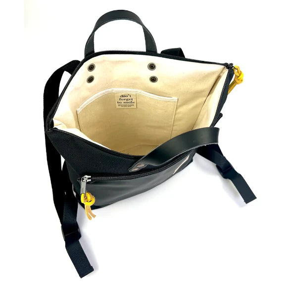 Interior de la mochila cuadrada e impermeable negra con detalles en amarillo diseñada por Daniel Chong