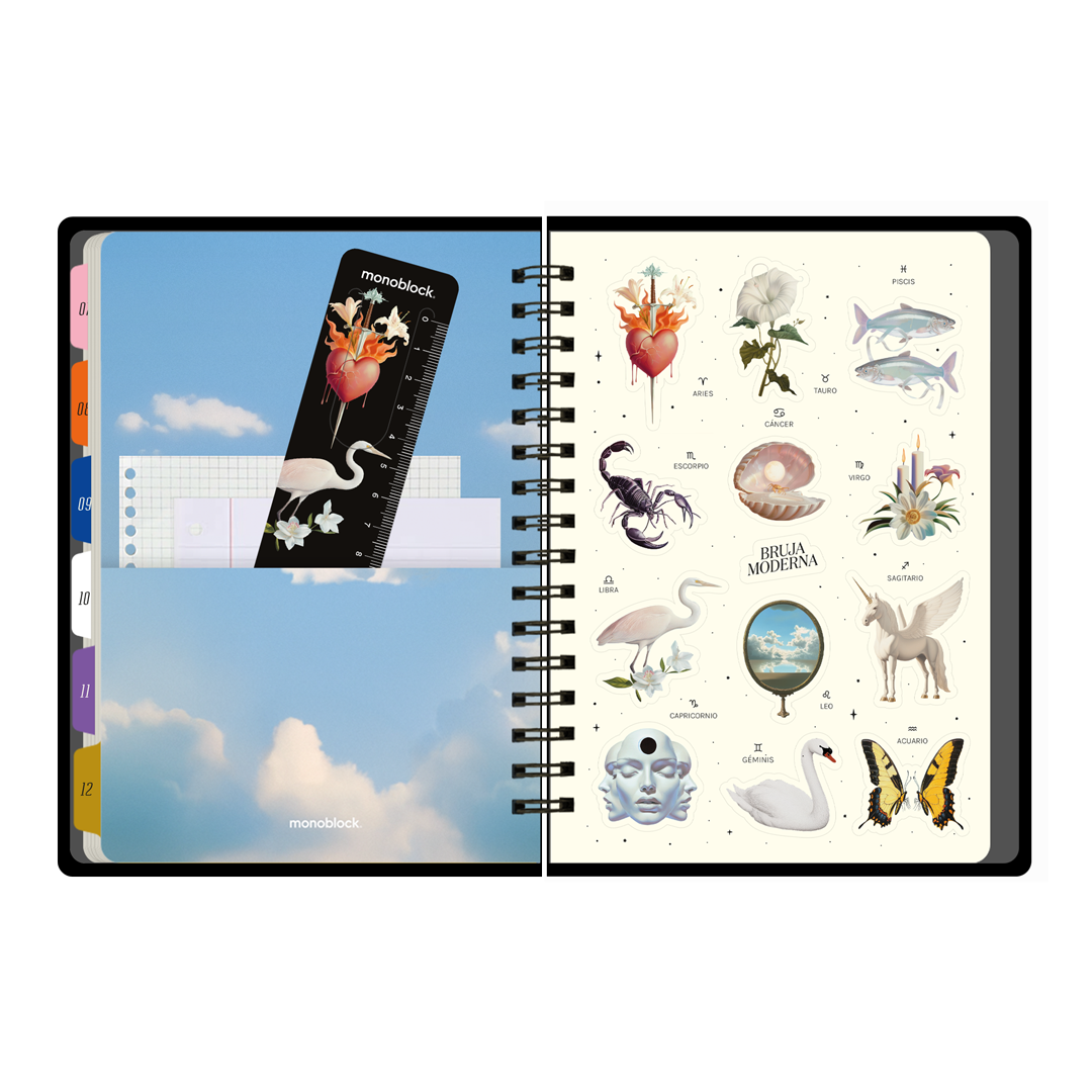Bolsillo interior y stickers en la agenda 2026 de la Bruja Moderna con formato a dos días por hoja
