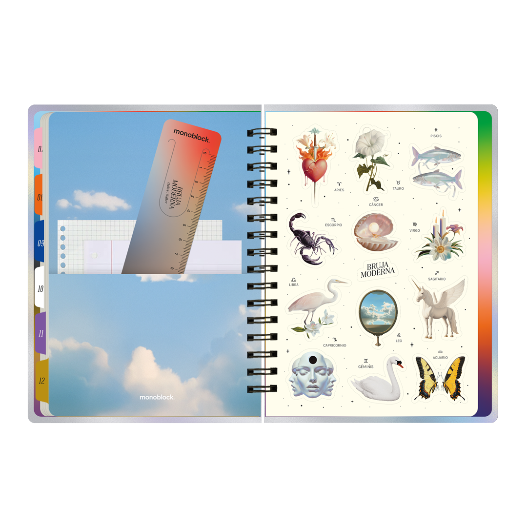 Bolsillo interior y stickers en la agenda 2026 de la Bruja Moderna con formato a dos días por hoja