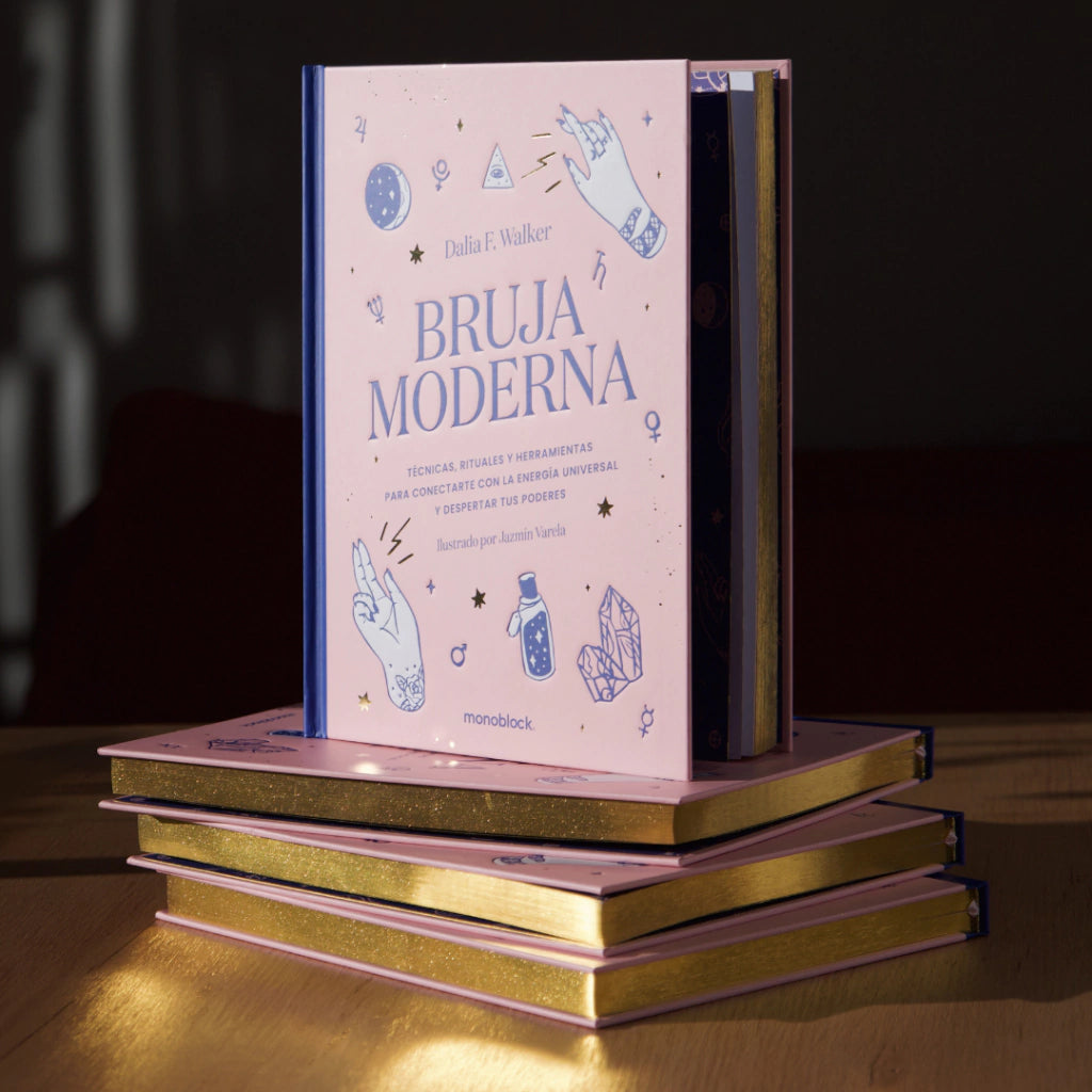 Libro de magia de la Bruja Moderna con el lomo interior dorado