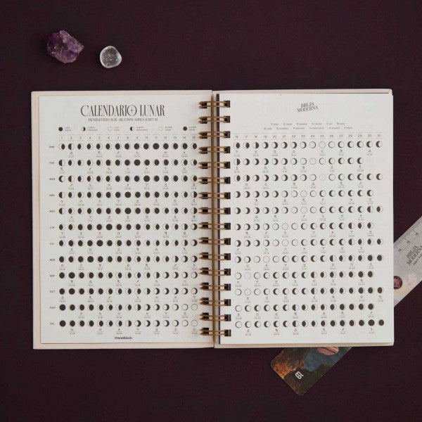 Páginas interiores de la agenda de la Bruja Moderna Dalia F Walker para 2024 con calendario lunar