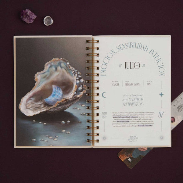 Páginas interiores de la agenda de la Bruja Moderna Dalia F Walker para 2024 con ilustración ia y portadilla de julio
