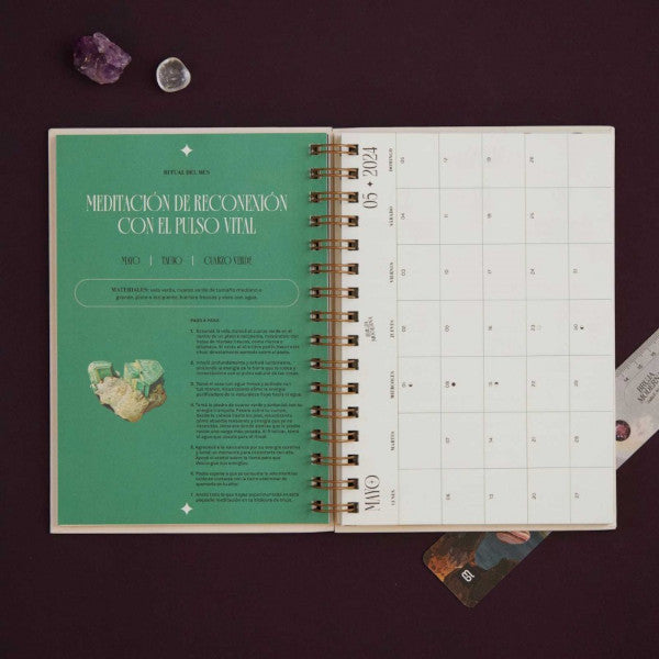 Páginas interiores de la agenda de la Bruja Moderna Dalia F Walker para 2024 con una meditación y el planner del mes de mayo