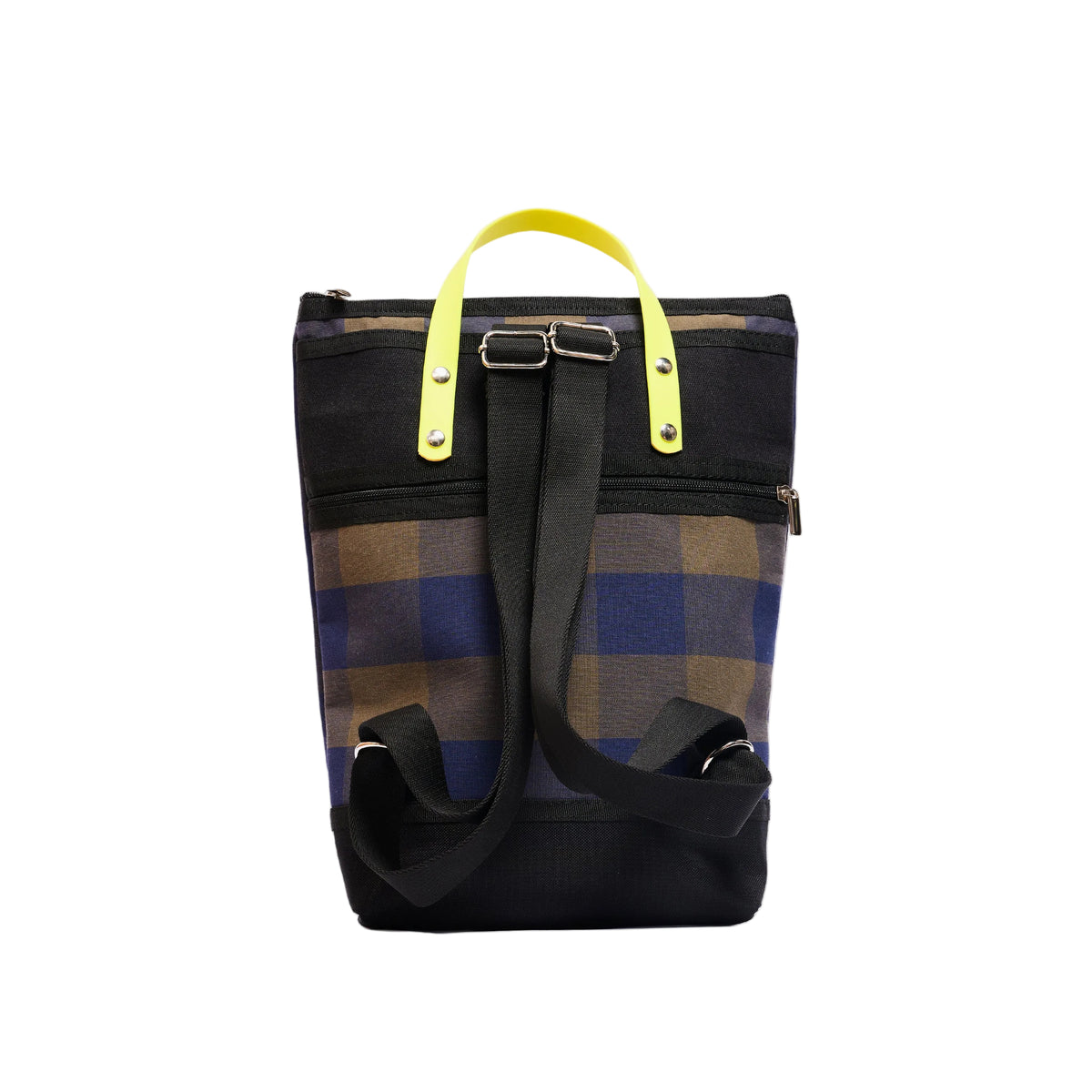 Trasera de la mochila reciclada a cuadros marrones y azules con asa amarilla, cremallera y correas ajustables