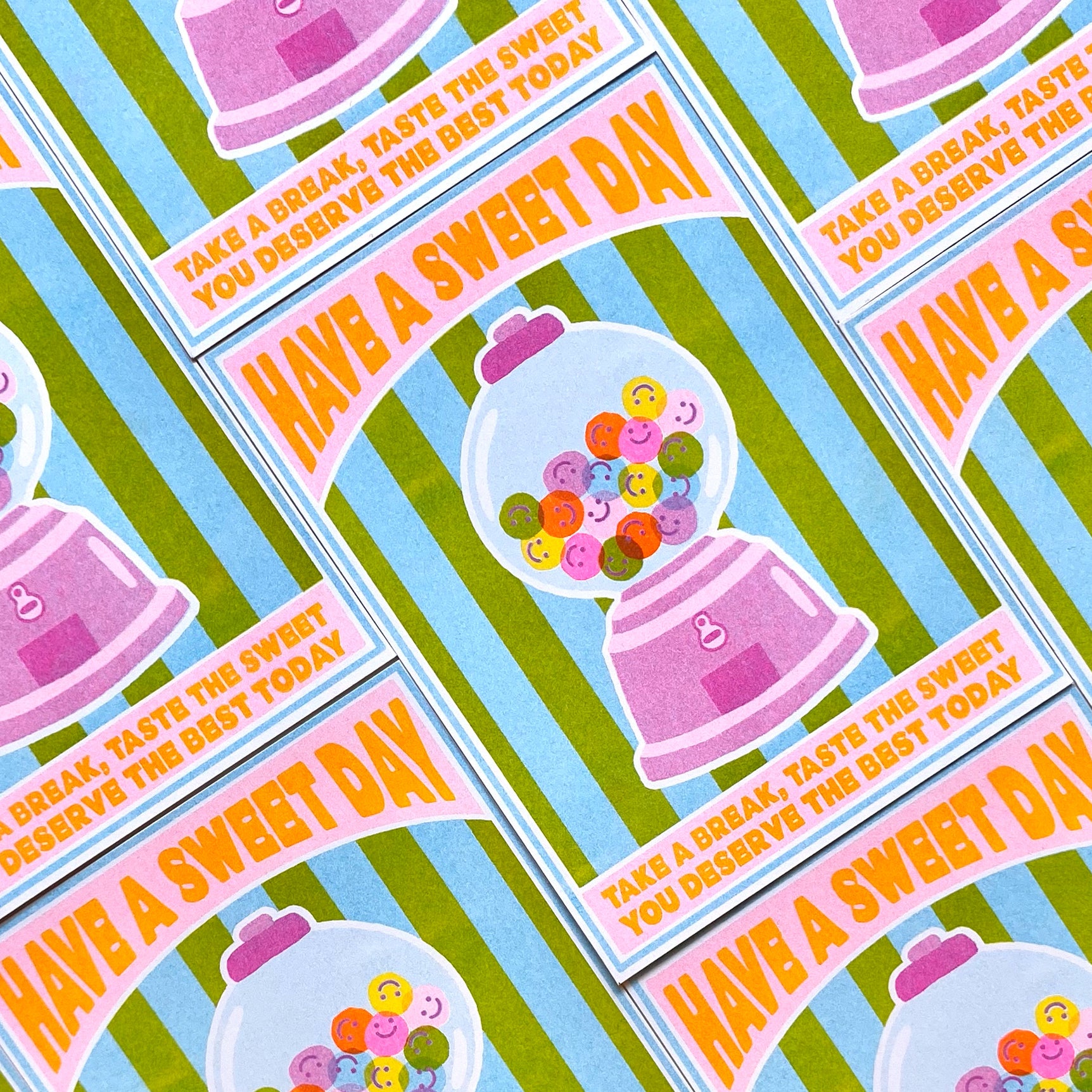 Mini láminas impresas en risografía con una máquina de caramelos de colores y el mensaje Have a sweet day. Take a break, taste the sweet. You deserve the best today.