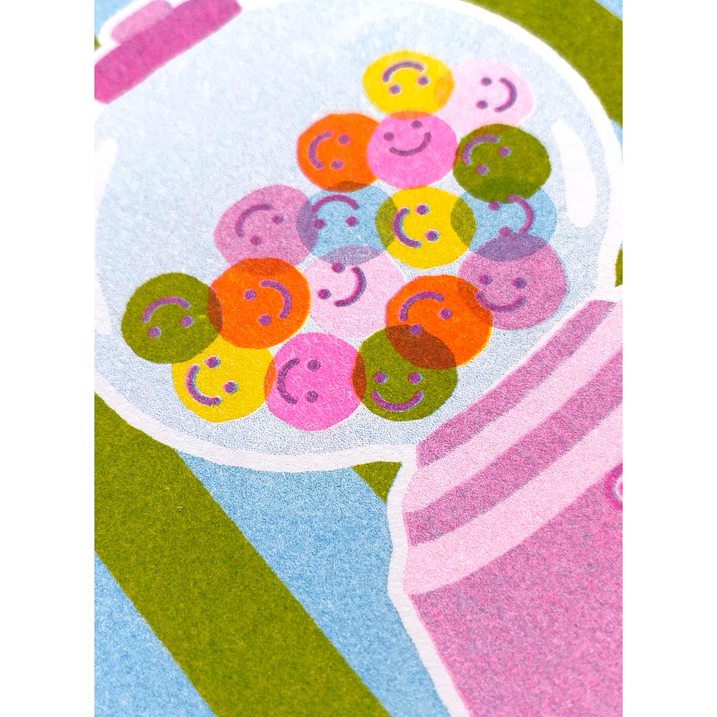 Detalle de la mini print con una máquina de caramelos de colores y el mensaje Have a sweet day. Take a break, taste the sweet. You deserve the best today.