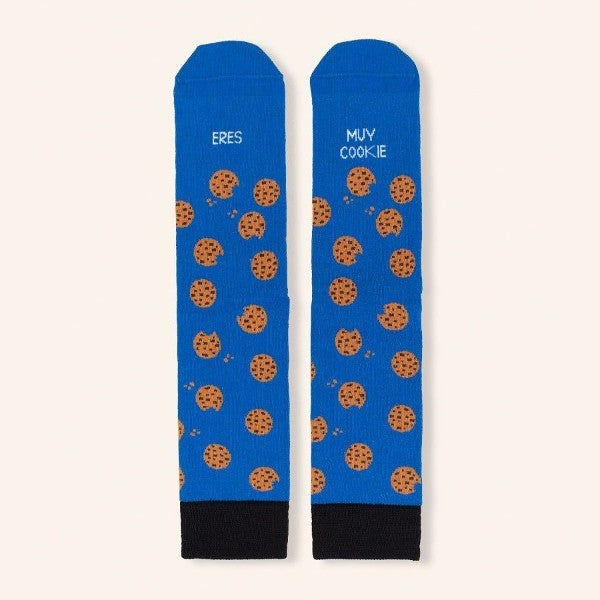 Calcetines del color azul del Monstruo de las Galletas estampados con galletas con pepitas de chocolate y el mensaje Eres muy cookie