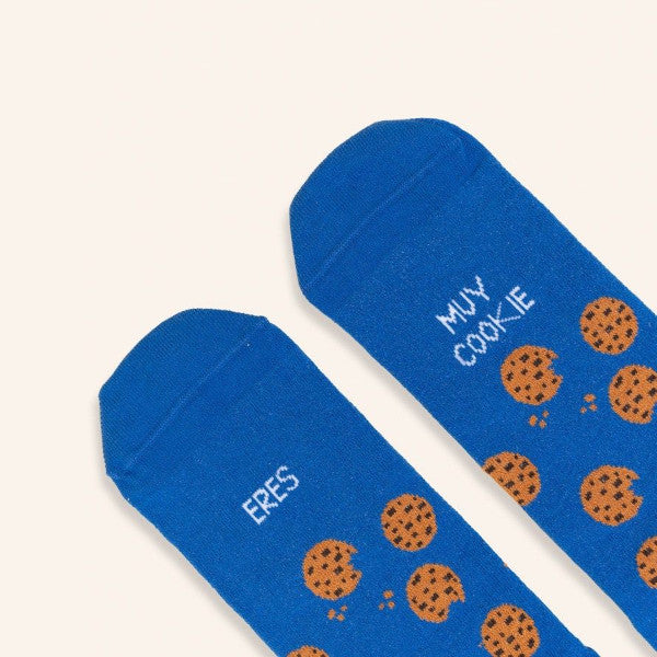 Detalle de las punteras de los calcetines del color del Monstruo de las Galletas estampados con galletas con pepitas de chocolate y el mensaje Eres muy cookie