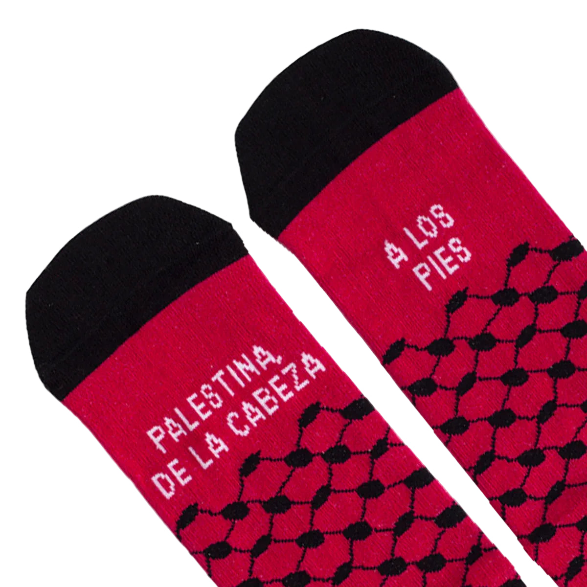 Calcetines rojos y negros de la marca UO con el mensaje: Palestina de la cabeza a los pies.