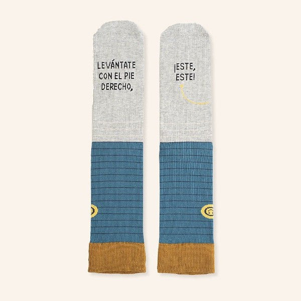 Calcetines con el mensaje en el pie izquierso "Levántate con el pie derecho" y en el pie izquierdo "¡Este, este!"